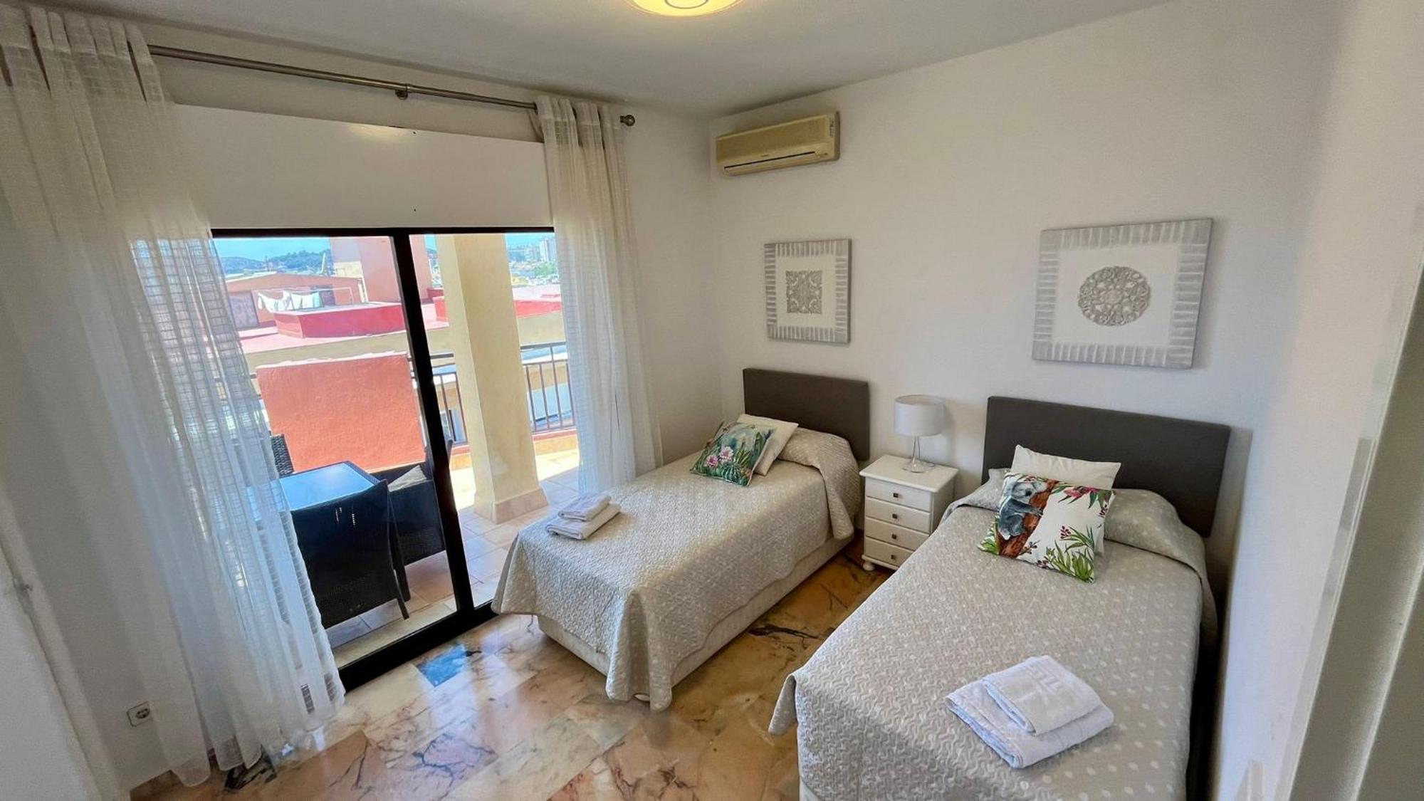 Atico En Yate Iv, Primera Linea Playa Apartment Фуeнхирола Екстериор снимка