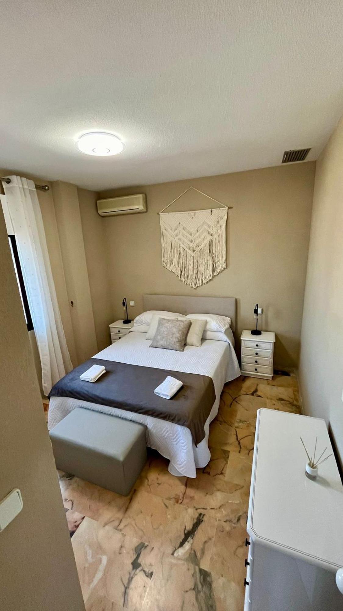 Atico En Yate Iv, Primera Linea Playa Apartment Фуeнхирола Екстериор снимка